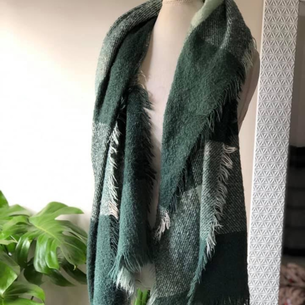 Such an amazing soft green blanket scarf